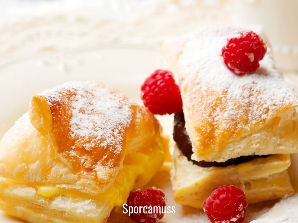 Sporcamuss square puff pastries filled with cream and topped with icing sugar